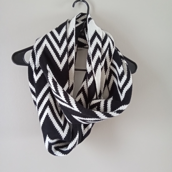 Stylish Multi-Patterned Scarves Set - Picture 3 of 8